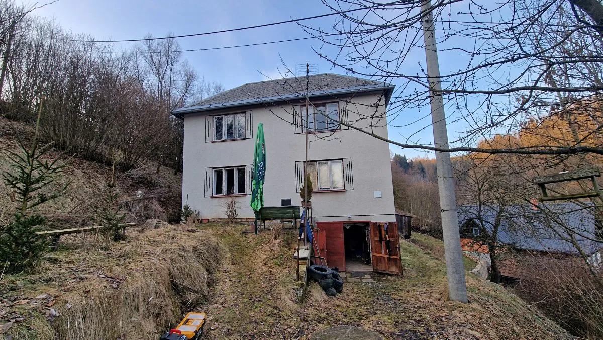 Prodej rodinného domu 204 m², pozemek 2542 m²